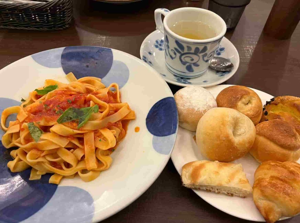 鎌倉パスタ ベルテラスいこま店のパン食べ放題付きメニュー
