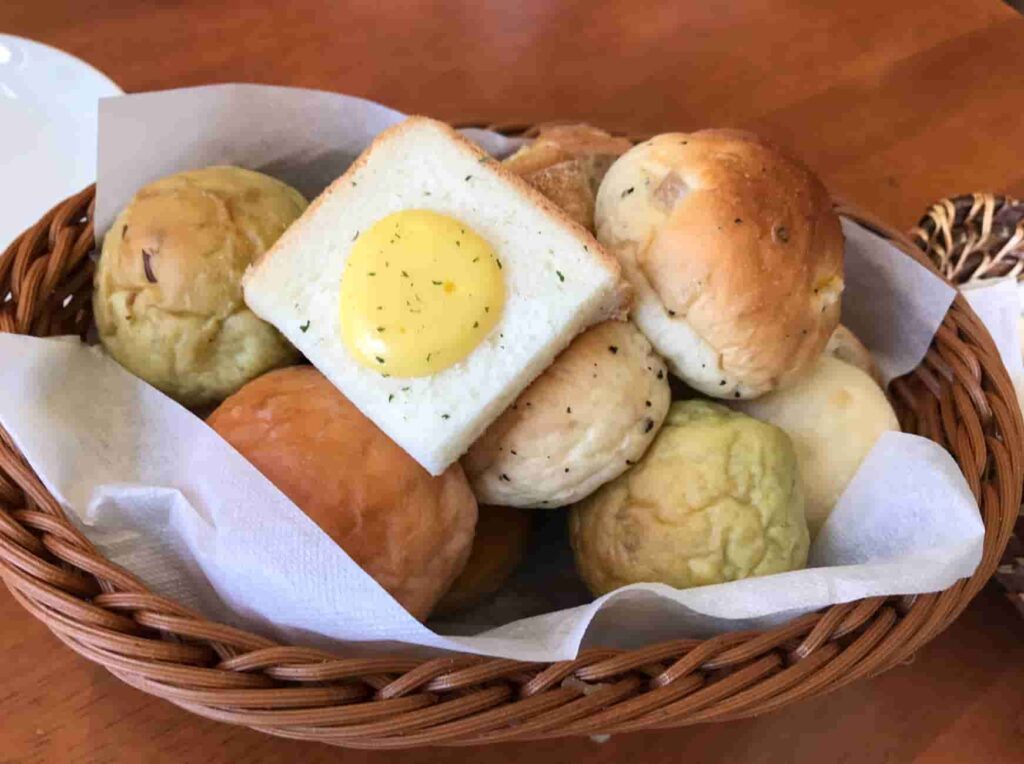 オランダ屋 奈良店のパン食べ放題のパン盛り合わせ