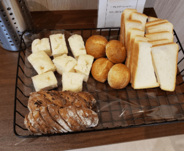 浅野屋さいたまの食べ放題用パン、右側に食パンの画像