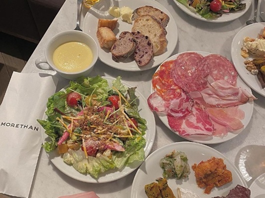 MORETHAN TAPAS LOUNGEのランチ盛り付け例