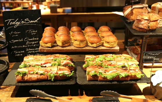 MORETHAN TAPAS LOUNGEの食べ放題のサンドイッチ