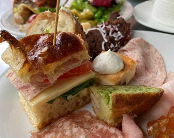 MORETHAN TAPAS LOUNGEのランチ盛り付け例