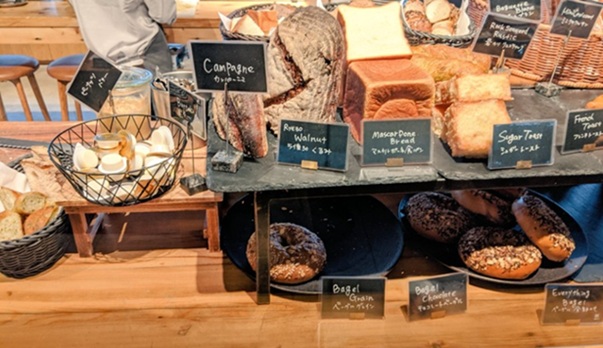 MORETHAN TAPAS LOUNGEの食べ放題のパン