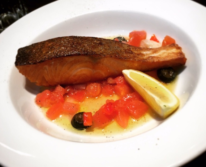 ベーカリー＆レストラン 沢村の火加減抜群のサーモンソテー