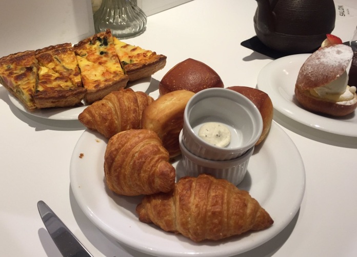 SALON BAKE & TEA (サロン ベイク アンド ティー) NEWoMan新宿の食べ放題のパン盛り合わせ