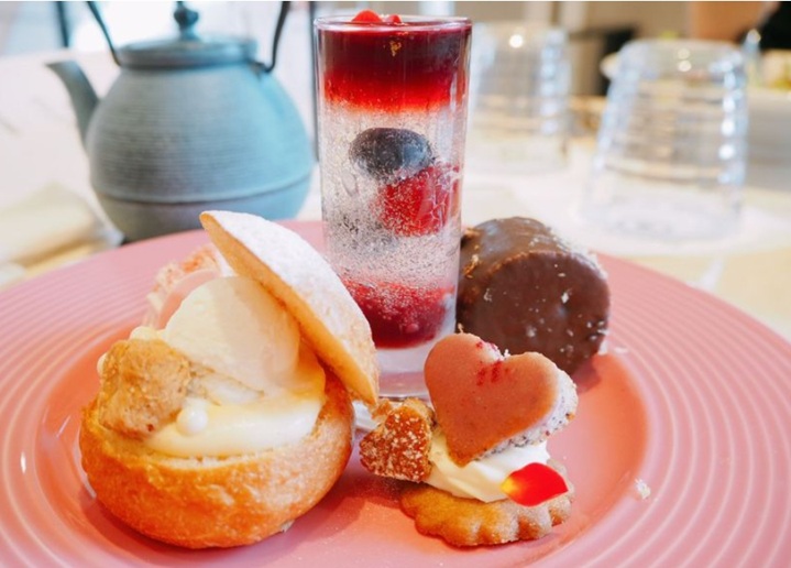 SALON BAKE & TEA (サロン ベイク アンド ティー) NEWoMan新宿の食べ放題のスイーツ盛り合わせ