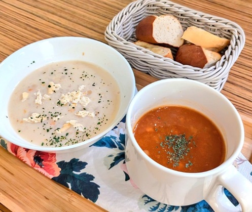ViñaVinVino 新宿店のランチメニューの2種のスープ