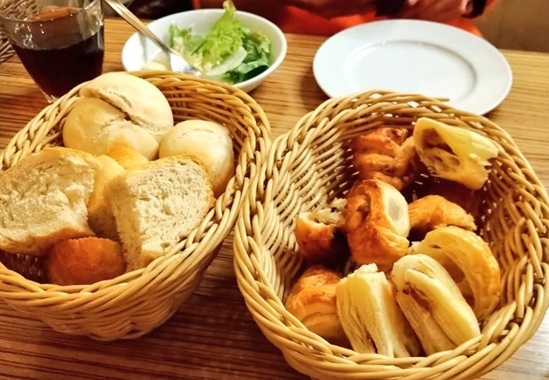 ViñaVinVino 新宿店の食べ放題のパン