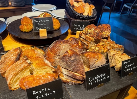 MORETHAN TAPAS LOUNGEたの食べ放題のパン