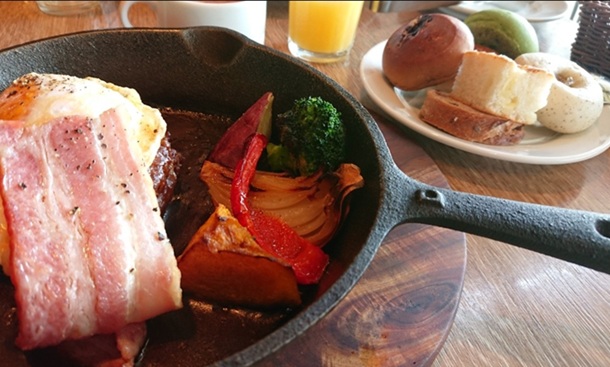 ケラケラクランツのパン食べ放題付きのハンバーグ