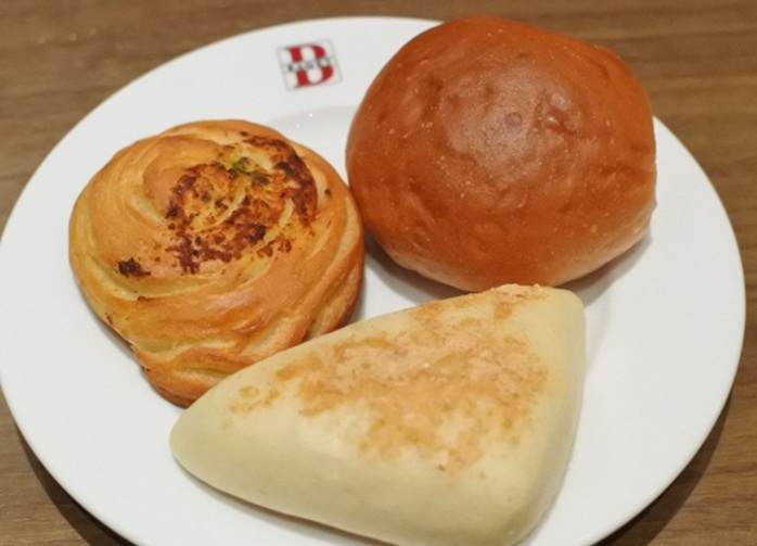 バケットの食べ放題パン3種盛り合わせ