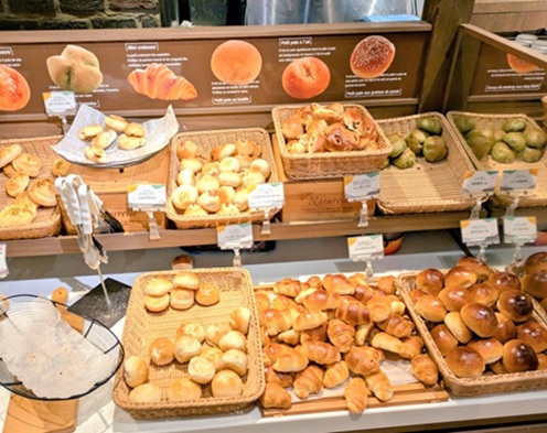 バケット梅田店のパン食べ放題の陳列