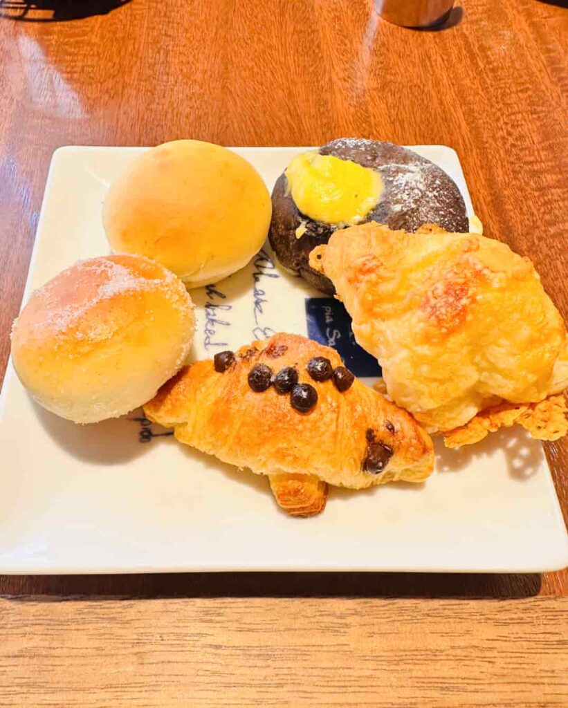 ピアサピドイオンモール和歌山店のパン食べ放題でお皿に盛られたパン