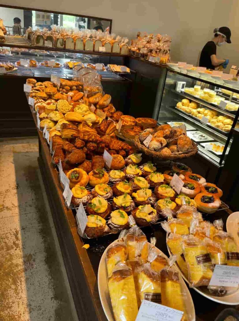 メゾン・フルリールの店内にたくさんのパンが並べられている画像