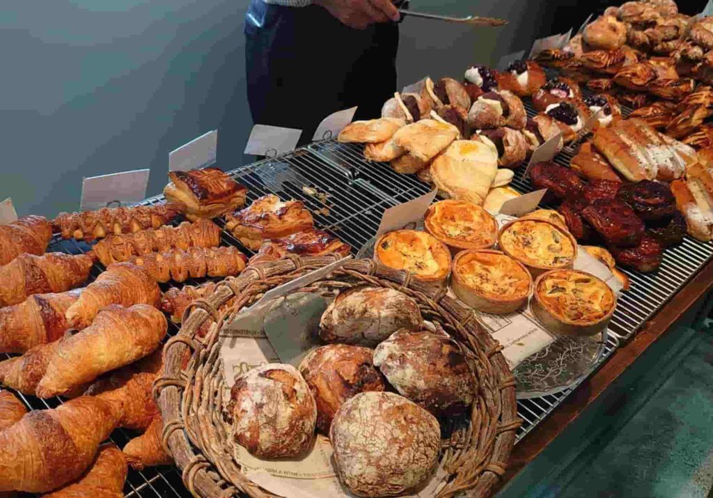 メゾン・フルリールの店内に並べられたたくさんのパン