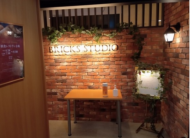 パンと珈琲のおいしいお店 BRICKS STUDIO 馬車道 カフェの入り口