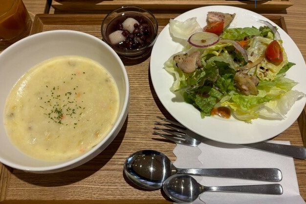 パンと珈琲のおいしいお店 BRICKS STUDIO 馬車道 カフェのパン食べ放題付きクラムチャウダーとサラダのセット