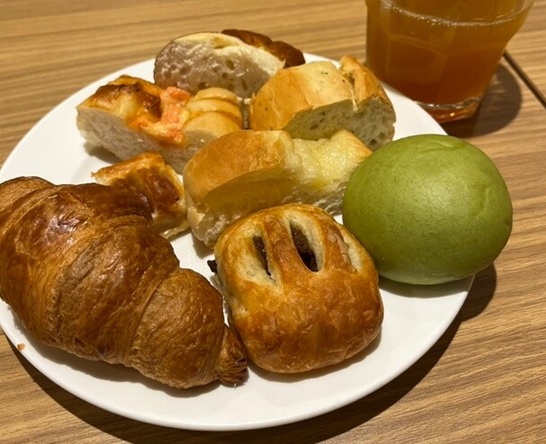 パンと珈琲のおいしいお店 BRICKS STUDIO 馬車道 カフェの食べ放題のパン盛り合わせ