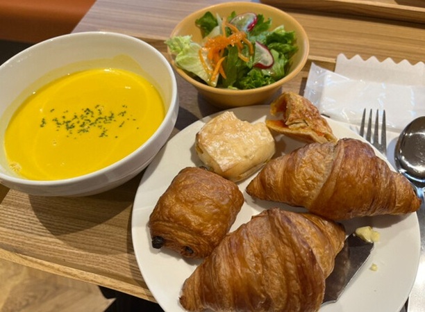パンと珈琲のおいしいお店 BRICKS STUDIO 馬車道 カフェのパン食べ放題付きポタージュとサラダのセット