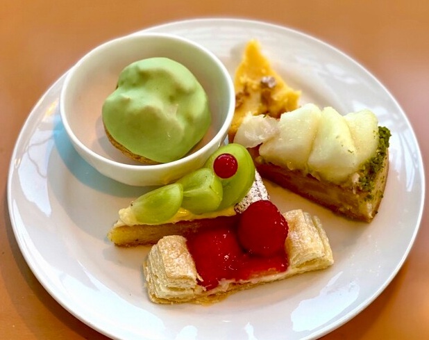 カフェ トスカのシャインマスカット　スイートジャーニーの盛り付け例