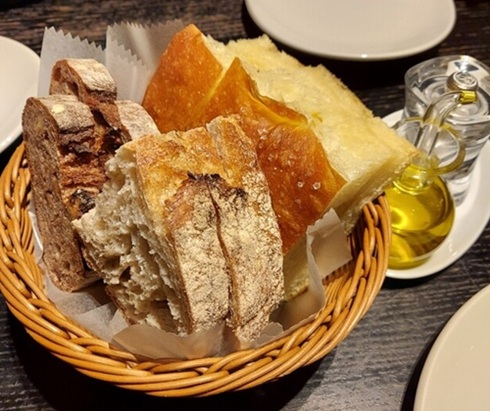 THE CITY BAKERY BRASSERIE RUBIN ニュウマン横浜の食べ放題のパン盛り合わせ