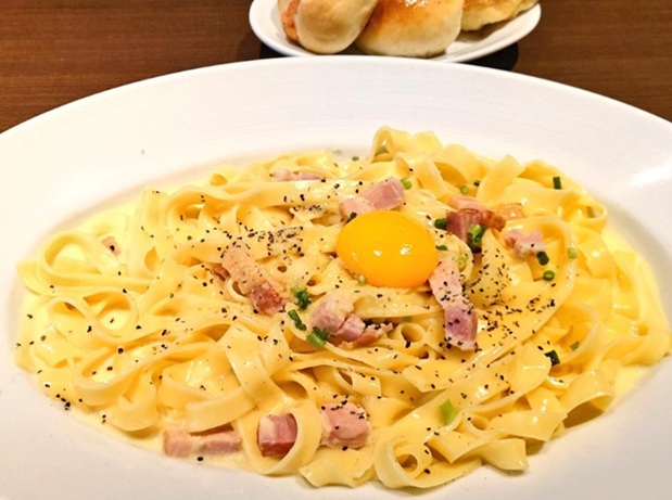 鎌倉パスタ 横浜ワールドポーターズ店の厚切りベーコンのカルボナーラ