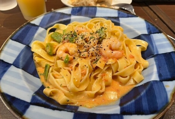 鎌倉パスタ 横浜ワールドポーターズ店のエビとアボカドのクリームパスタ