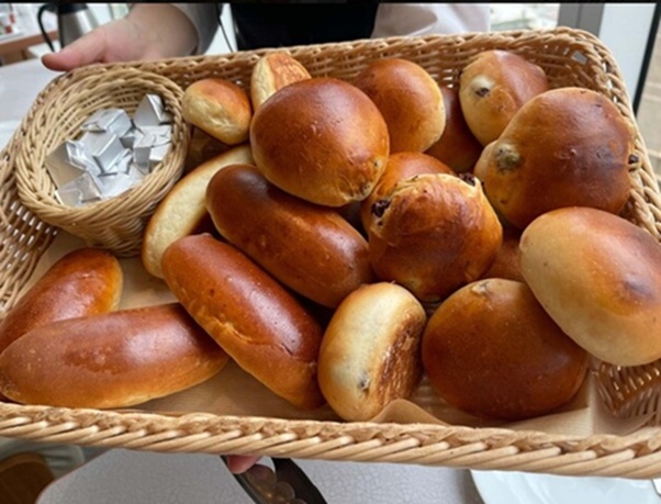 ベーカリーレストランサンマルク コレットマーレみなとみらい店の焼きたてパン2種盛り合わせ