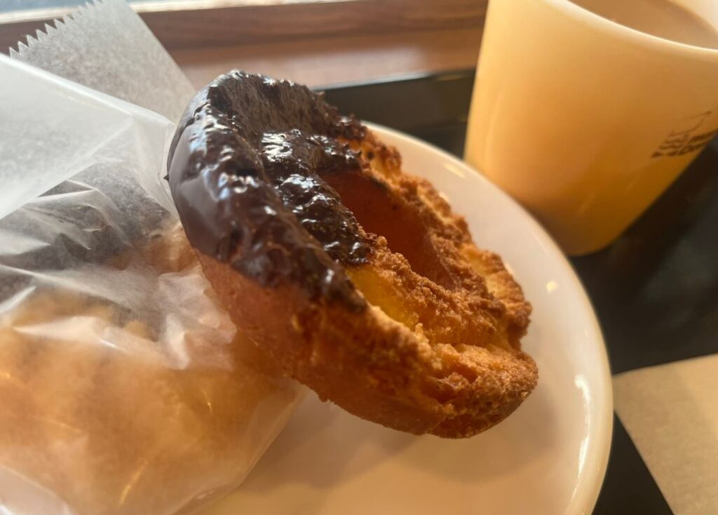 ミスドのドーナツとエンゼルフレンチとカフェオレの画像