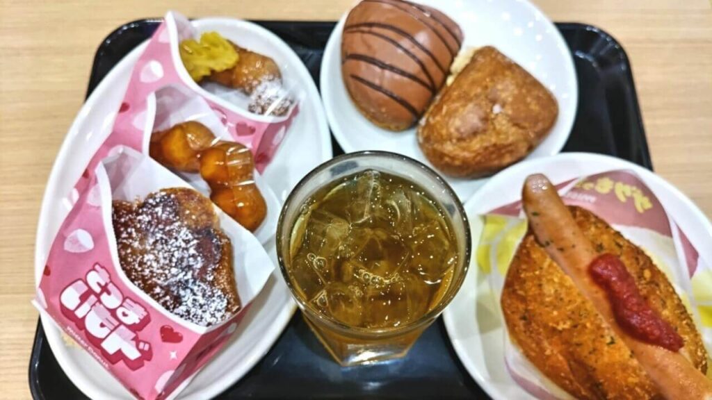 ミスドの食べ放題で楽しめる新作ドーナツ、ザクもっちドック、ドリンクの画像