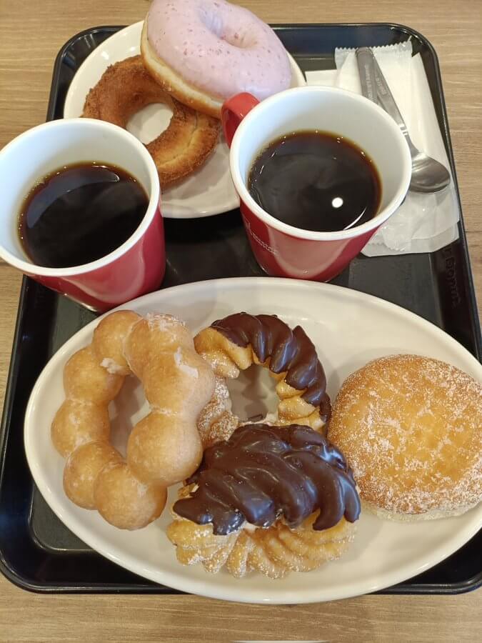 ミスド食べ放題のドーナツ、パイ、ドリンクの画像