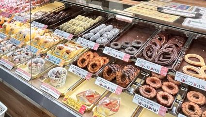 ミスドドーナツがのショーケースに沢山並んだ画像