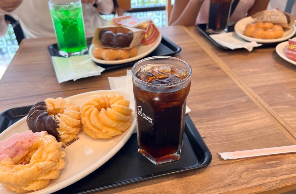 ミスドのドリンクやドーナツがトレーに沢山乗った画像