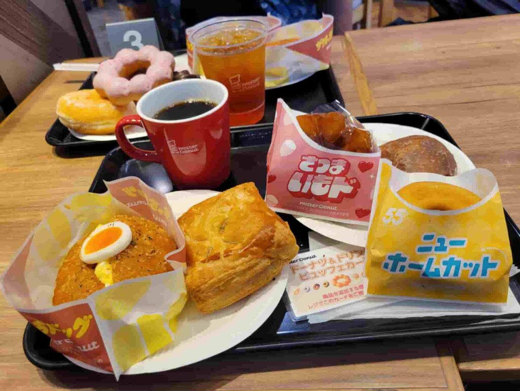 ミスド食べ放題でドーナツがトレーにたくさん載っている画像