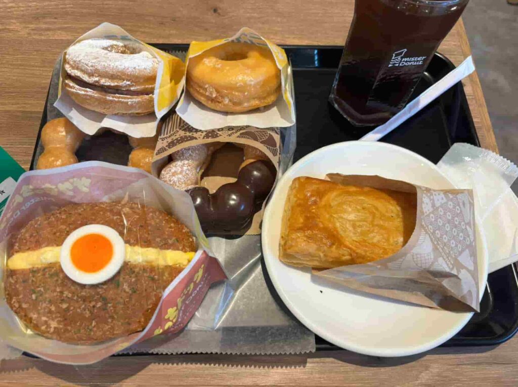 ミスド食べ放題でドーナツがトレーにたくさん載っている画像
