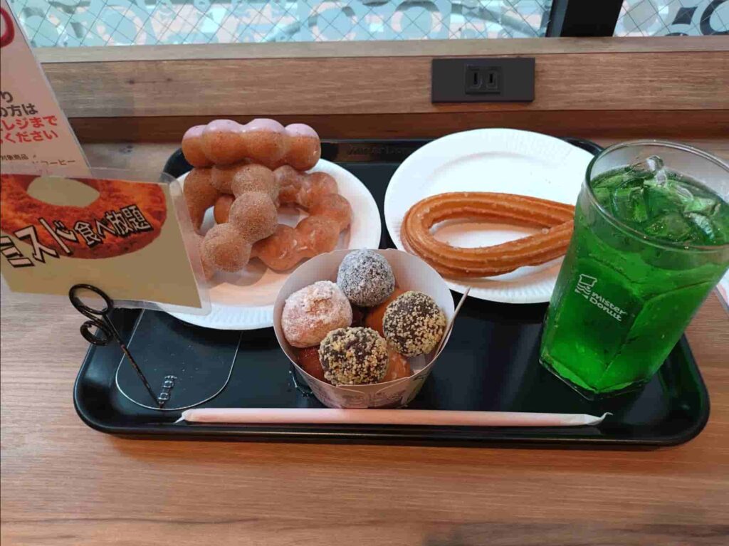 ミスド食べ放題でドーナツがトレーにたくさん載っている画像