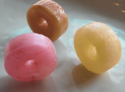 ミスドパインアメ3フレーバーを立たせた画像