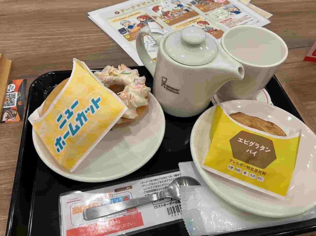ミスド食べ放題でニューホームカットとドーナツ、パイ、紅茶がトレーに載っている画像