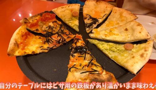 ピザ用のテッパンの上に乗っているピザの画像
