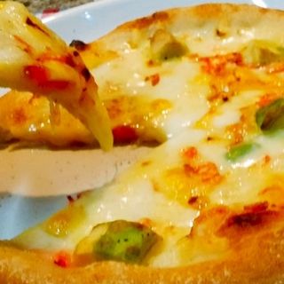 干しエビとアボカドのレモンクリームピザの画像