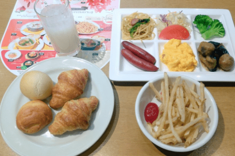 ココス平岸のポテトが右とパンが左にある画像