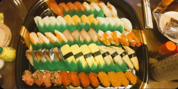 函太郎お持ち帰りのお寿司が容器に沢山詰まっている画像