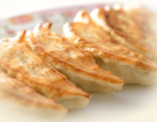 焼きたての餃子の画像