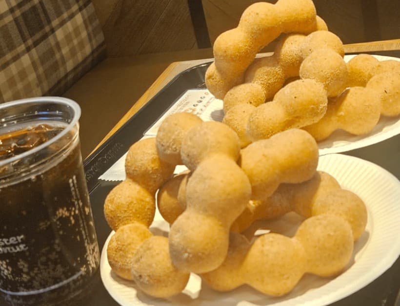 ミスドのポンデリングがお皿に3つずつとドリンクがトレーに載った画像