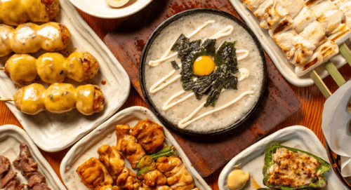 鳥貴族の焼き鳥や鉄板料理が並ぶテーブルの画像