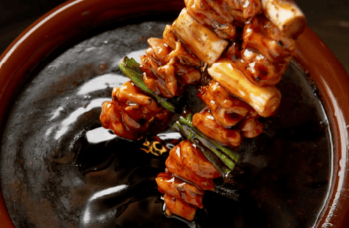 手作りタレをつける焼き鳥の画像