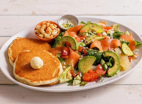 コナズ珈琲のサーモンサラダパンケーキ