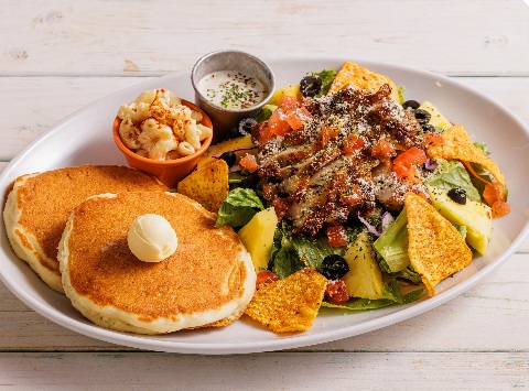 コナズ珈琲のグリルドチキンシーザーサラダパンケーキ