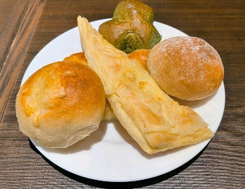 鎌倉パスタ（カラフルタウン岐阜店）のパン盛り合わせ