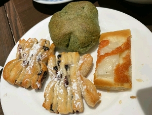 鎌倉パスタ（カラフルタウン岐阜店）のパン盛り合わせ